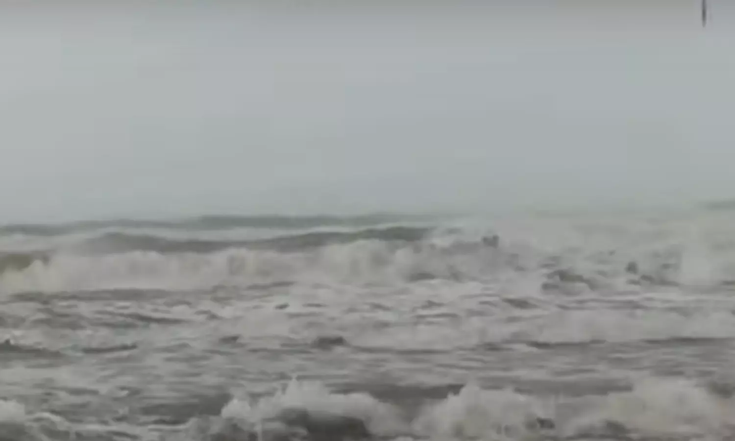 காரைக்காலில் கடல் சீற்றம். காலை முதல் பல்வேறு... ... தாமதமாகும் புயல் - மணிக்கு 3 கி.மீ. வேகத்தில் நகர்கிறது.. லைவ் அப்டேட்ஸ்