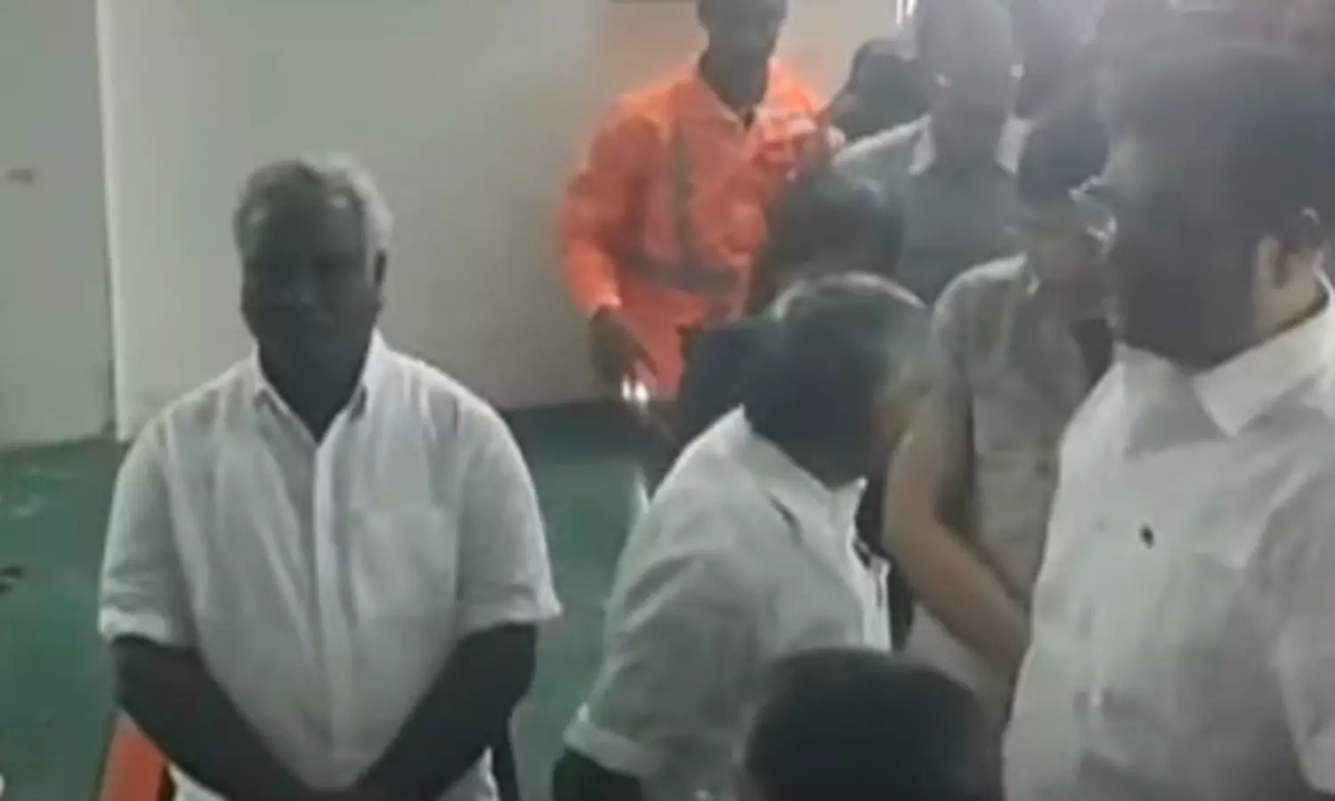 திருத்துறைப்பூண்டி அருகே நிவாரண முகாம்களில்... ... தாமதமாகும் புயல் - மணிக்கு 3 கி.மீ. வேகத்தில் நகர்கிறது.. லைவ் அப்டேட்ஸ்