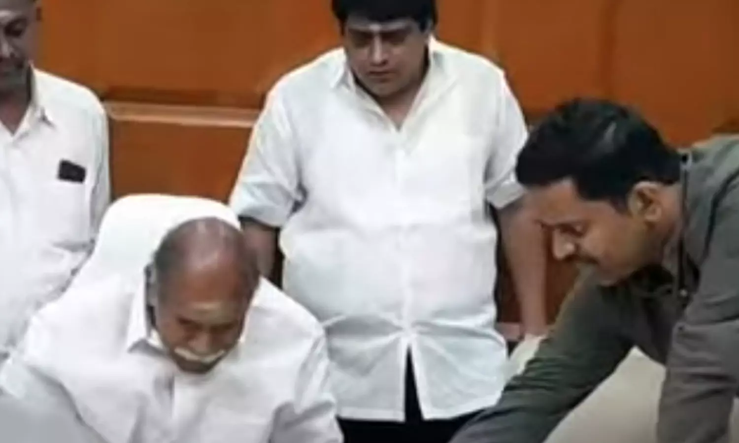 ஃபெங்கல் புயல் - முன் எச்சரிக்கை நடவடிக்கையாக... ... தாமதமாகும் புயல் - மணிக்கு 3 கி.மீ. வேகத்தில் நகர்கிறது.. லைவ் அப்டேட்ஸ்