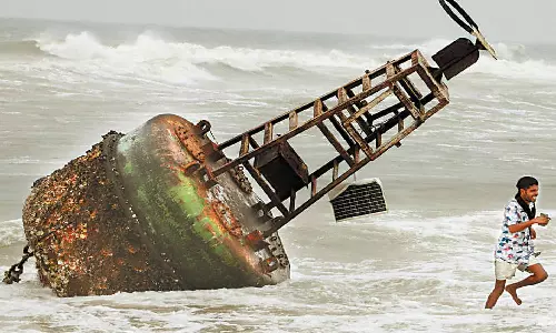 கடல் சீற்றத்தால் கரை ஒதுங்கிய மிதவை கருவிகள்