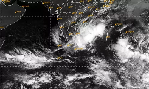 நகரும் காற்றழுத்த தாழ்வு மண்டலம்- நாளை காலைக்குள் புயலாக வலுப்பெற வாய்ப்பு
