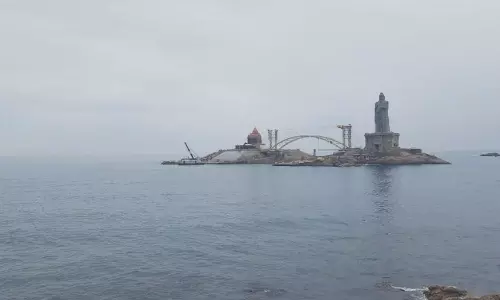 குளம்போல் காட்சியளித்த குமரி கடல் - சுனாமி பீதியில் சுற்றுலாப் பயணிகள்