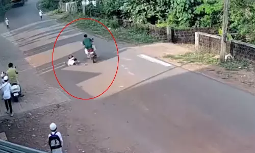 சாலையை கடந்த சிறுவன் மீது மோதிய பைக்... அதிர்ச்சியூட்டும் வீடியோ