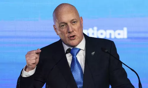 போலீஸ் வாகனம் மோதி, விபத்தில் சிக்கிய நியூசிலாந்து பிரதமர்