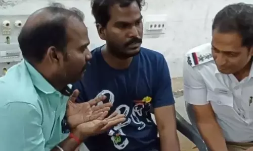 விபத்தில் மாணவன் உயிரிழப்பு- பள்ளி மாணவர்கள் முன் தந்தை காலில் விழுந்து கதறல்