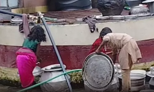 தொடக்கப்பள்ளியில் சமையல் பாத்திரங்களை கழுவிய மாணவிகள்-  பெற்றோர்கள் கண்டனம்