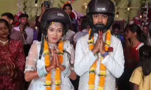 தலைக்கவசம்.. உயிர்கவசம்.. ஹெல்மெட்டை மாற்றி திருமணம் செய்துகொண்ட மணமக்கள்