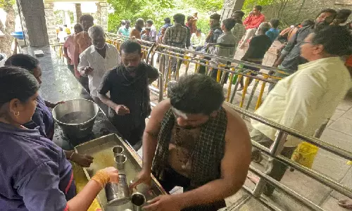 மழை மற்றும் கடும் குளிர் நிலவுவதால் பழனிக்கு வரும் பக்தர்களுக்கு சுடச்சுட சுக்கு காப்பி