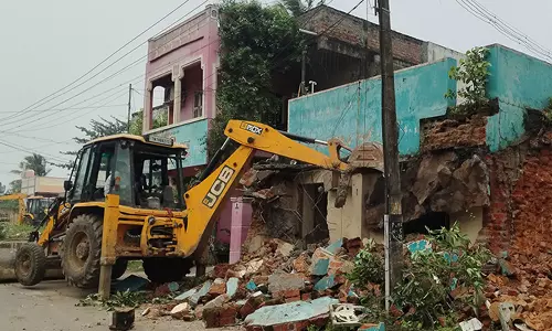 சாலை விரிவாக்கப் பணிக்கு 28 வீடுகள் இடிப்பு