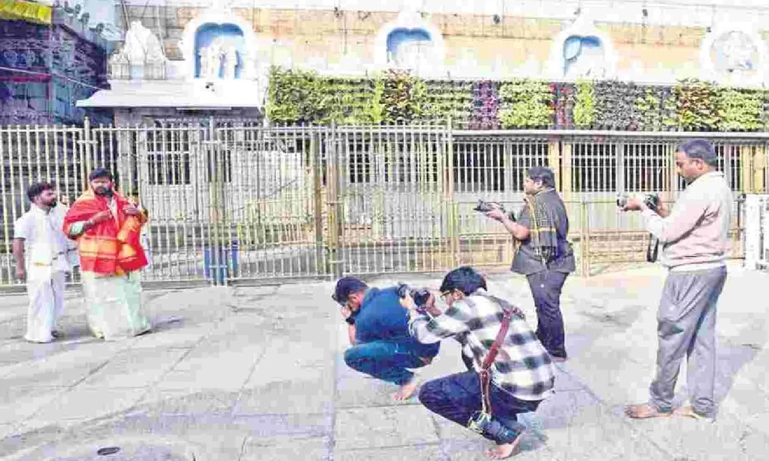 திருப்பதி கோவில் முன்பு போட்டோ ஷூட் நடத்திய அரசியல் பிரமுகர்: வலைத்தளங்களில் கடும் எதிர்ப்பு