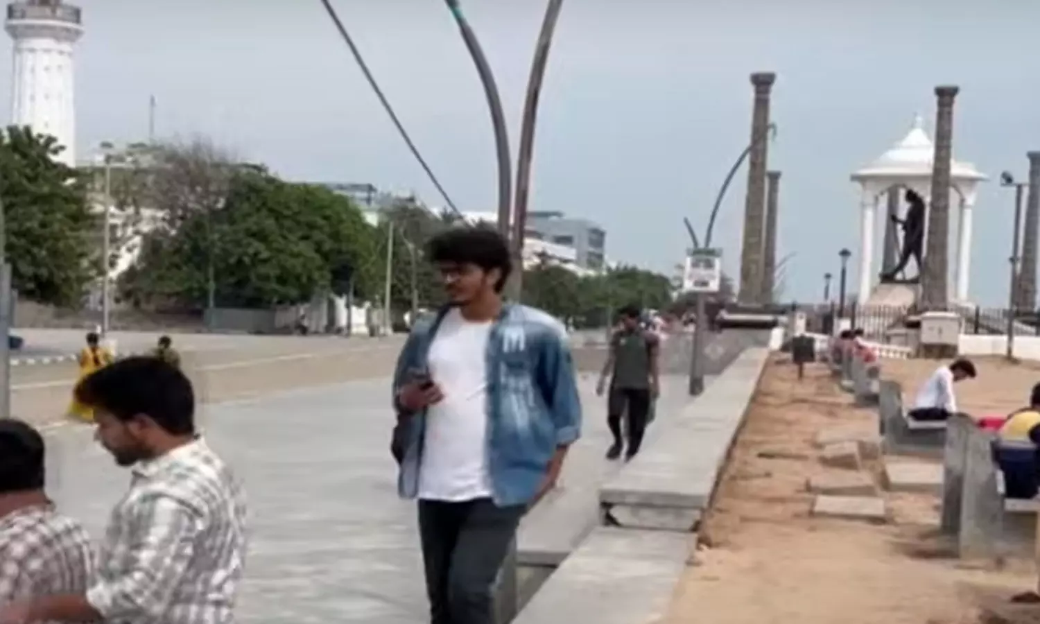 வங்கக்கடலில் நிலை கொண்டுள்ள ஆழ்ந்த காற்றழுத்த... ... மாமல்லபுரம்-புதுச்சேரி இடையே கரையைக் கடந்தது ஃபெஞ்சல் புயல்- லைவ் அப்டேட்ஸ்