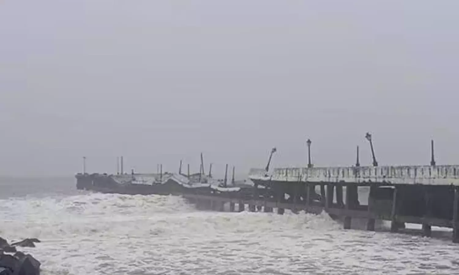 தமிழகத்தில் திருவண்ணாமலை, திருவள்ளூர், வேலூர்,... ... மாமல்லபுரம்-புதுச்சேரி இடையே கரையைக் கடந்தது ஃபெஞ்சல் புயல்- லைவ் அப்டேட்ஸ்