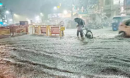 வெள்ளக்காடான சென்னை சாலைகள்