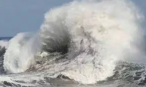 சென்னையில் மிக கடுமையான கடல் சீற்றம்