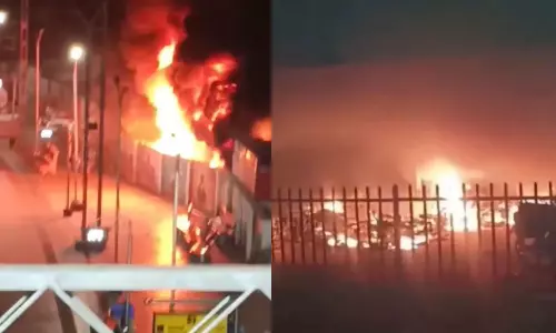 வாரணாசி ரெயில் நிலையத்தில் தீ விபத்து.. 200 வாகனங்கள் எரிந்து நாசம் - வீடியோ