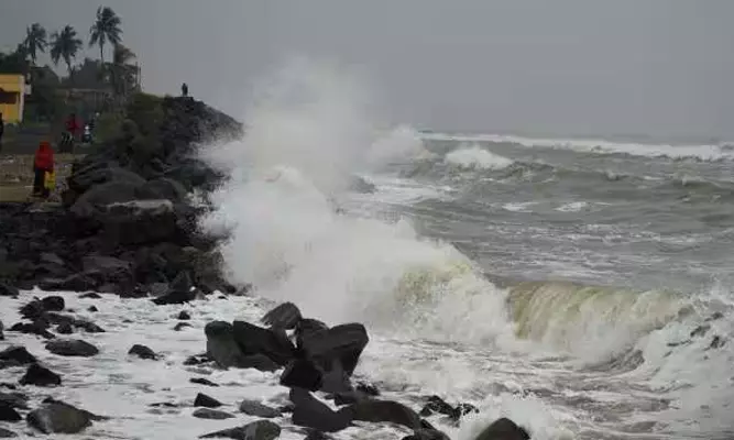 ஃபெஞ்சல் புயல் காரையை கடக்க தொடங்கி உள்ள நிலையில்... ... மாமல்லபுரம்-புதுச்சேரி இடையே கரையைக் கடந்தது ஃபெஞ்சல் புயல்- லைவ் அப்டேட்ஸ்