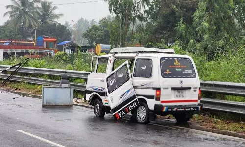 நடைபயிற்சி சென்ற கணவன், மனைவி உள்பட 3 பேர் ஆம்னி வேன் மோதி உயிரிழப்பு