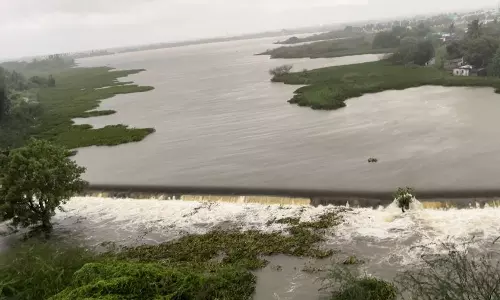 திண்டிவனம் கிடங்கல் ஏரி நிரம்பியது- குடியிருப்புகளை மழைநீர் சூழ்ந்ததால் பொதுமக்கள் அவதி