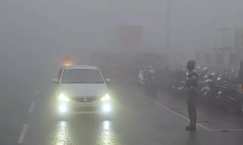 ஊட்டி, குன்னூர் சுற்றுவட்டாரப் பகுதியில் தொடர்மழையுடன் கடும் மேகமூட்டம்