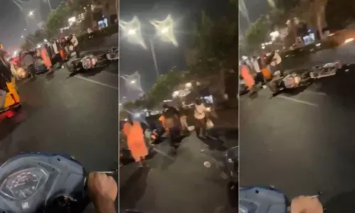 சாலையில் சிந்திய ஆயில்.. சறுக்கி விழுந்த  2 சக்கர வாகன ஓட்டிகள் - அதிர்ச்சி வீடியோ