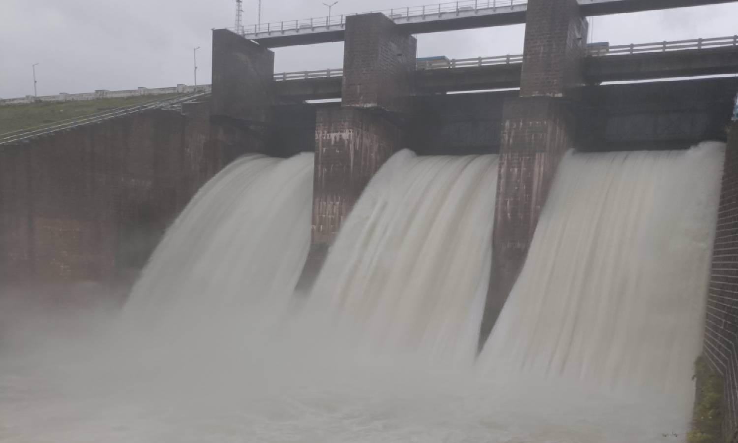 வாழப்பாடி வசிஷ்டநதியில் உபரிநீர் திறப்பு: கரையோர மக்களுக்கு வெள்ள அபாய எச்சரிக்கை