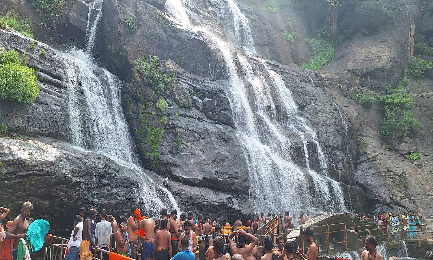 குற்றாலம் அருவிகளில் குளிக்க அலைமோதிய கூட்டம்