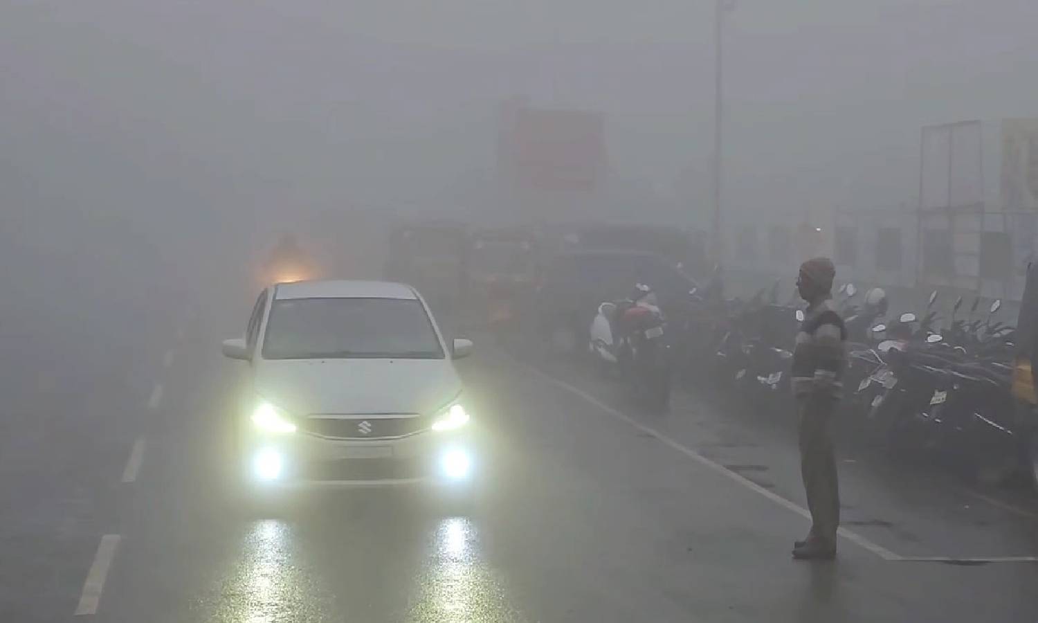 ஊட்டி, குன்னூர் சுற்றுவட்டாரப் பகுதியில் தொடர்மழையுடன் கடும் மேகமூட்டம்