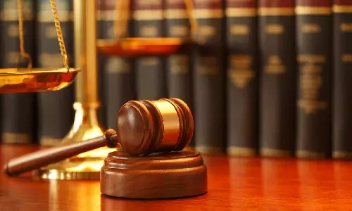 புயல் மழையிலும் பொது சட்ட நுழைவுத் தேர்வு எழுதிய மாணவிகள்