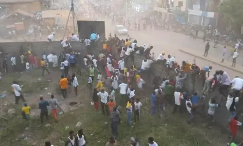 நடுவரின் சர்ச்சைக்குரிய முடிவால் கடும் மோதலில் ஈடுபட்ட ரசிகர்கள்: 100-க்கும் மேற்பட்டோர் பலி