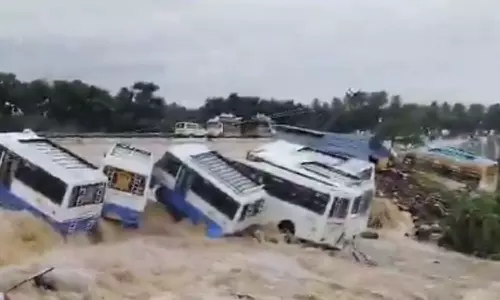 ஊத்தங்கரையில் மழை வெள்ளத்தில் அடித்து செல்லப்படும் வாகனங்கள்- வைரலாகும் வீடியோ