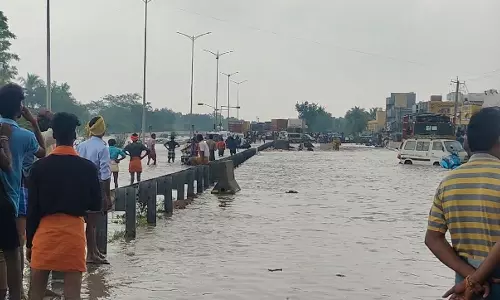 விழுப்புரத்தில் சென்னை-திருச்சி தேசிய நெடுஞ்சாலை துண்டிப்பு