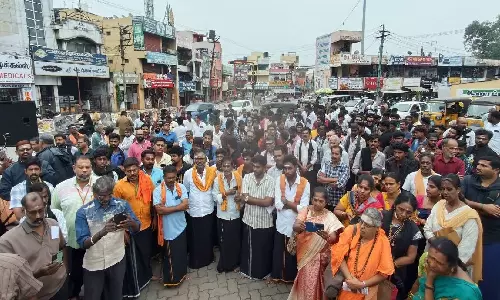 மேட்டுப்பாளையத்தில் பாடகி இசைவாணிக்கு எதிராக ஐயப்ப பக்தர்கள் ஆர்ப்பாட்டம்