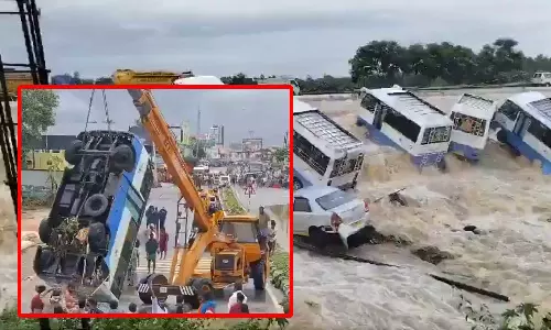 ஊத்தங்கரையில் வெள்ளத்தில் அடித்துச் செல்லப்பட்ட வாகனங்கள் கிரேன் உதவியுடன் மீட்பு