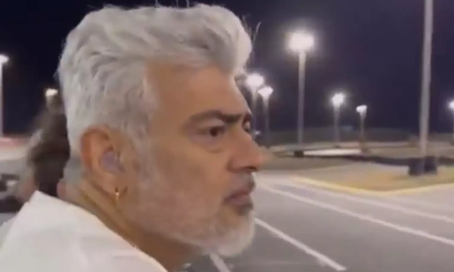 கார் ரேசை கண் இமைக்காமல் பார்வையிட்ட அஜித்- வீடியோ