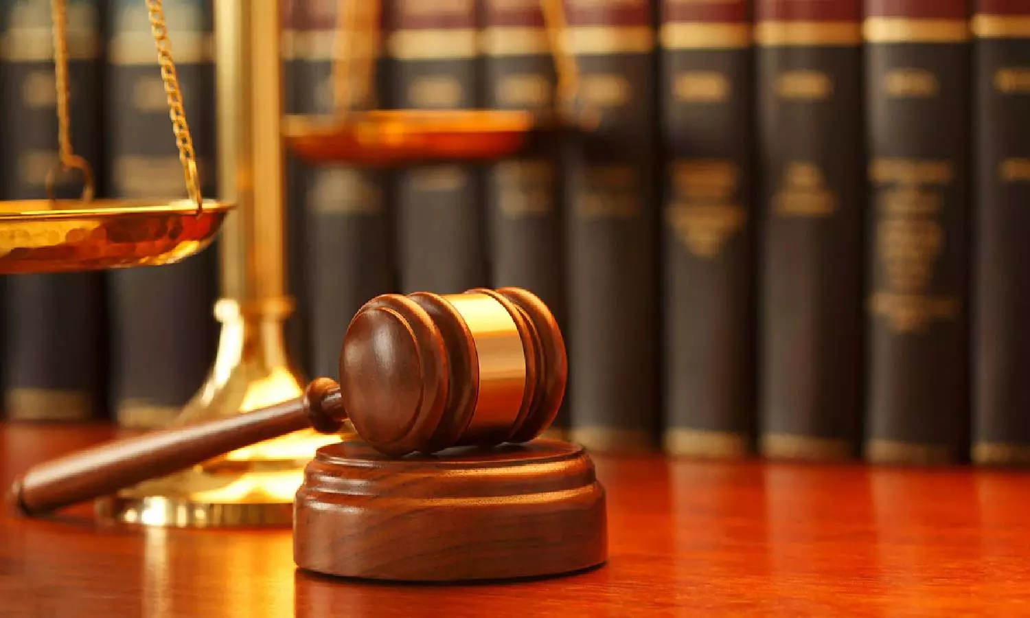 புயல் மழையிலும் பொது சட்ட நுழைவுத் தேர்வு எழுதிய மாணவிகள் புயல் மழையிலும் பொது சட்ட நுழைவுத் தேர்வு எழுதிய மாணவிகள்