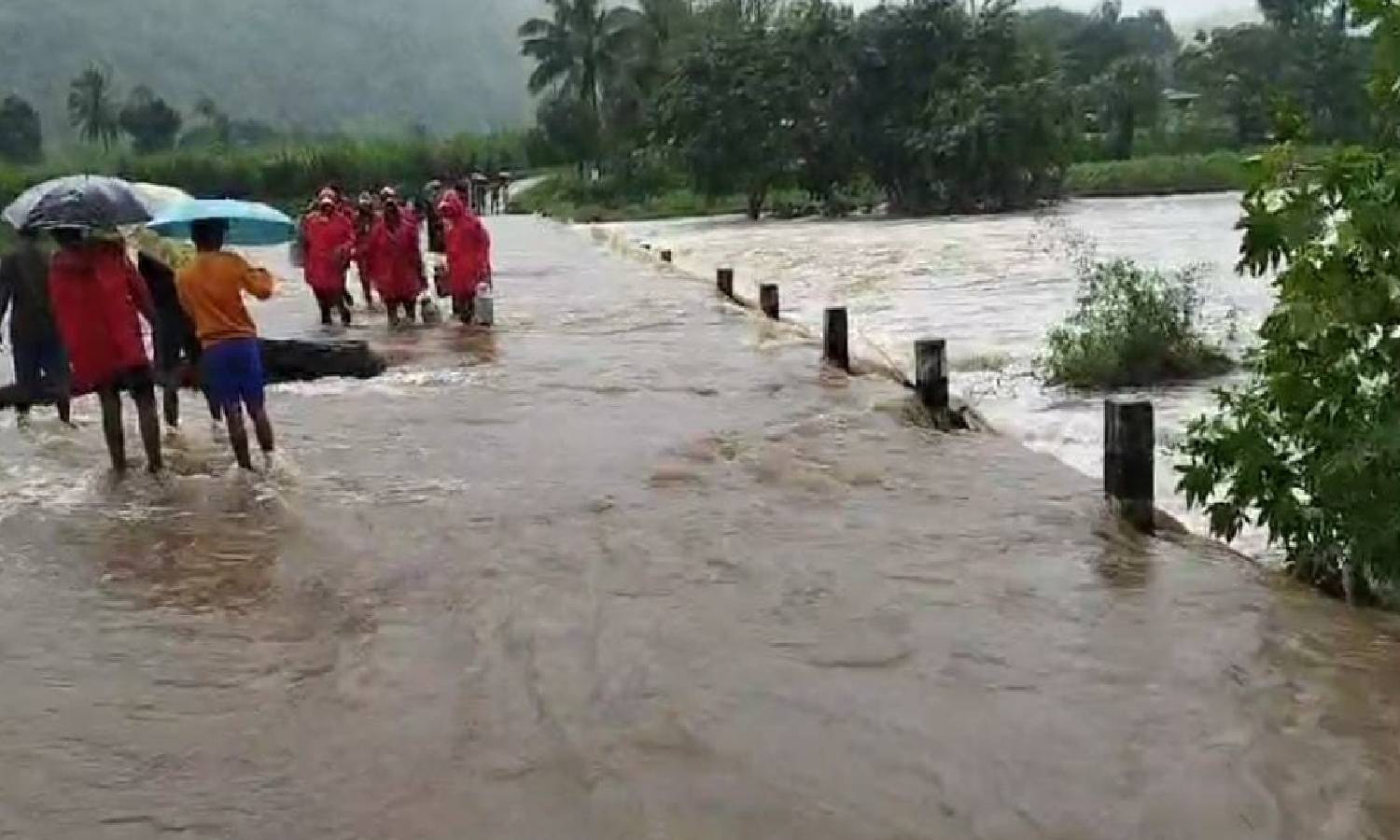 தருமபுரியில் வெளுத்து வாங்கிய கனமழை: அரூர் செலம்பை தரைப்பாலம் மூழ்கியது