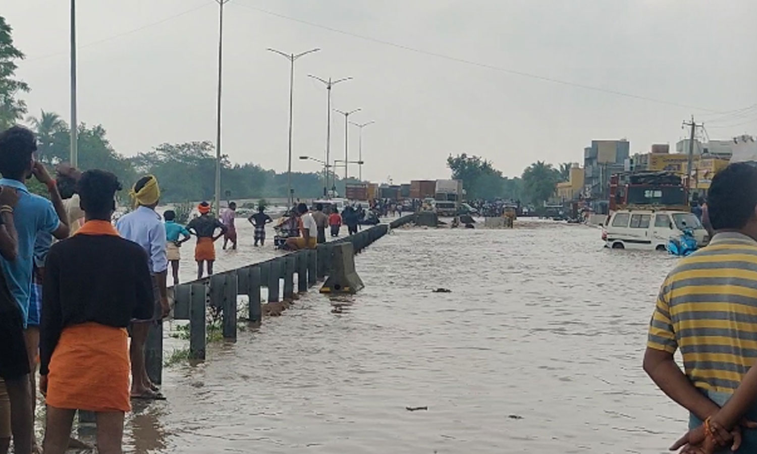 விழுப்புரத்தில் சென்னை-திருச்சி தேசிய நெடுஞ்சாலை துண்டிப்பு