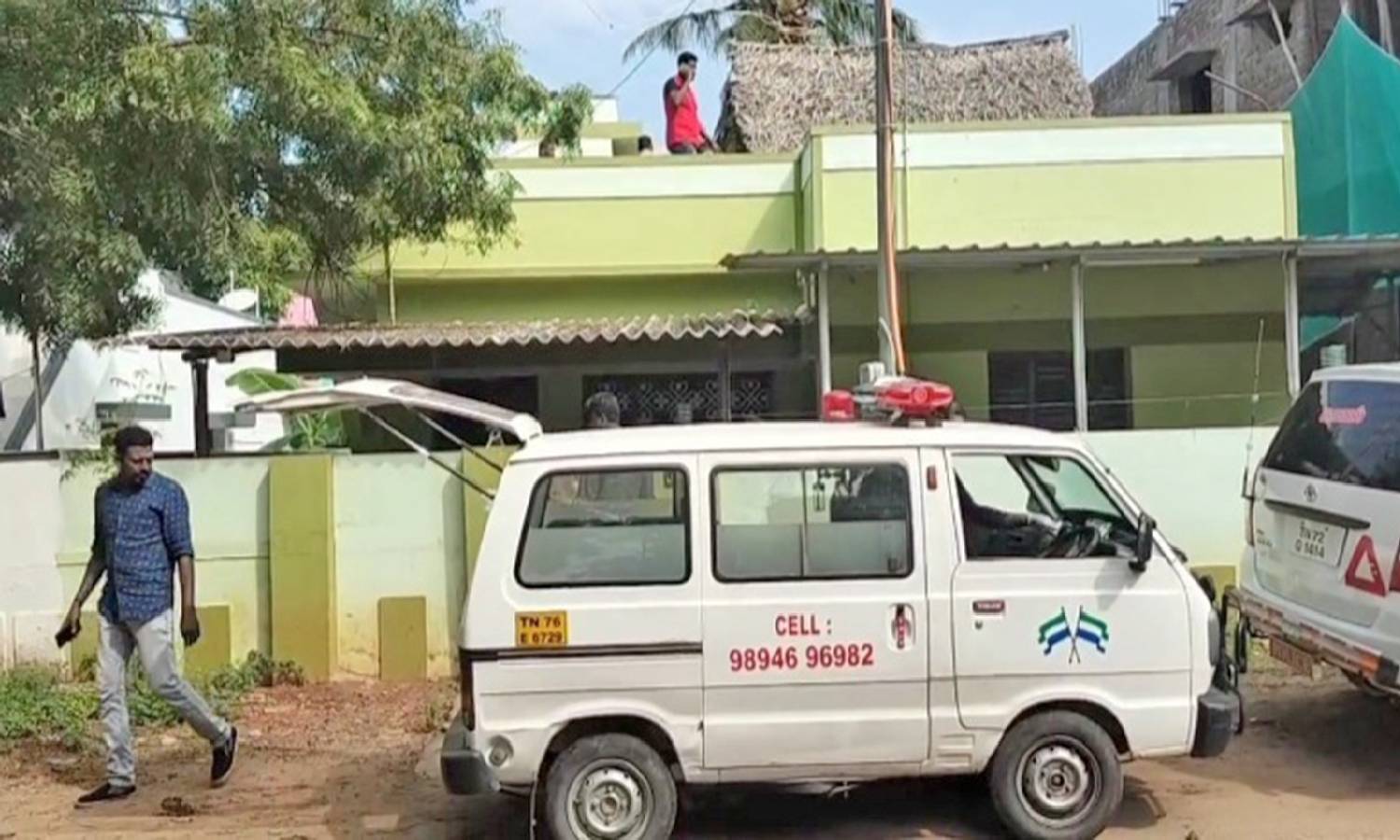 காதல் விவகாரத்தில் வாலிபர் வெட்டிக்கொலை: சமாதானம் பேசுவது போல் அழைத்து வெறிச்செயல்- 2 பேர் கைது