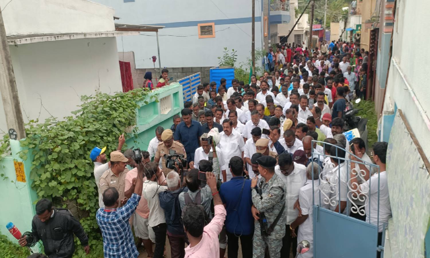 ஊத்தங்கரையில் வெள்ளம் பாதித்த இடங்களில் எடப்பாடி பழனிசாமி ஆய்வு