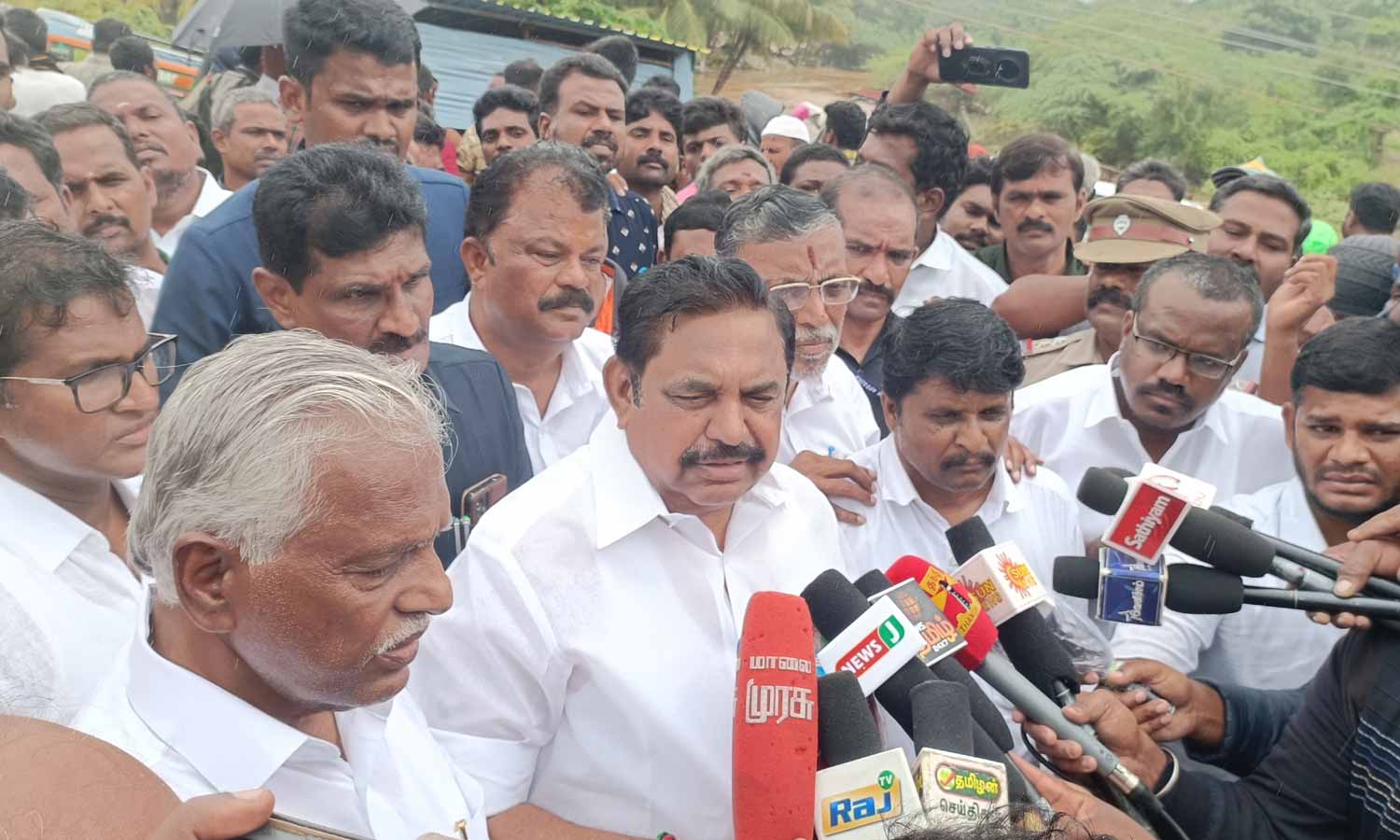 ஊத்தங்கரையில் வெள்ளம் பாதித்த பகுதி மக்களுக்கு அரசு நிவாரணம் வழங்க வேண்டும்- எடப்பாடி பழனிசாமி