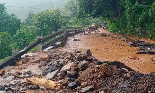 சேலம்-ஏற்காடு போக்குவரத்து 2-வது நாளாக நிறுத்தம்: மலை கிராமங்கள் துண்டிப்பு