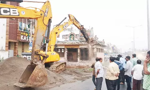 கோபி செட்டிபாளையத்தில் சாலை விரிவாக்கம் செய்வதற்காக மாரியம்மன் கோவில் இடித்து அகற்றம்