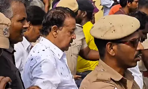 அமைச்சர் பொன்முடி மீது சேறு வீச்சு- பரபரப்பு