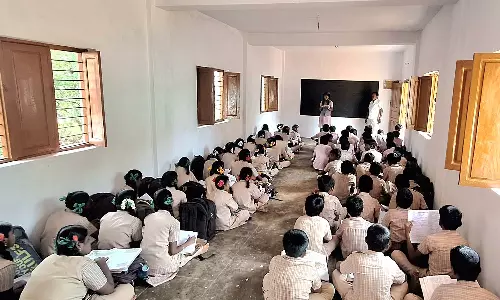 கடந்த ஓராண்டாக ஆசிரியர்களே வராத அரசு பள்ளியில் பாடம் நடத்திய கிராம மக்கள்