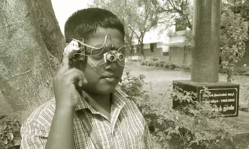 பார்வையற்றோருக்கும் உதவும் வகையில் ஸ்மார்ட் வாக்கிங் ஸ்டிக்-கண்ணாடி உருவாக்கிய அரசு பள்ளி மாணவர்கள்