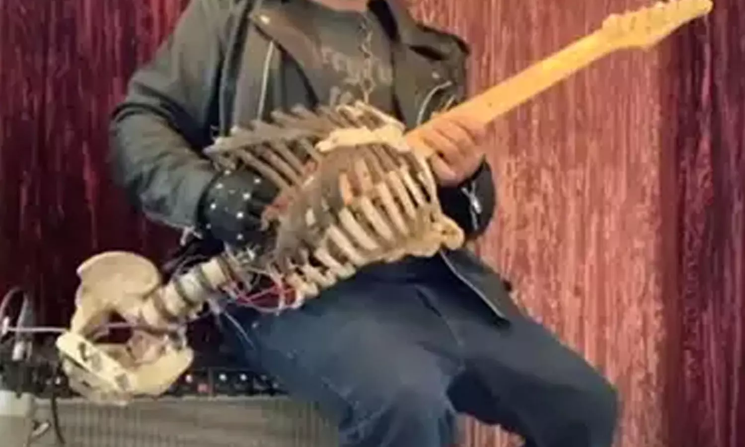 எலும்பு கூட்டை பயன்படுத்தி வடிவமைத்த கிட்டார்