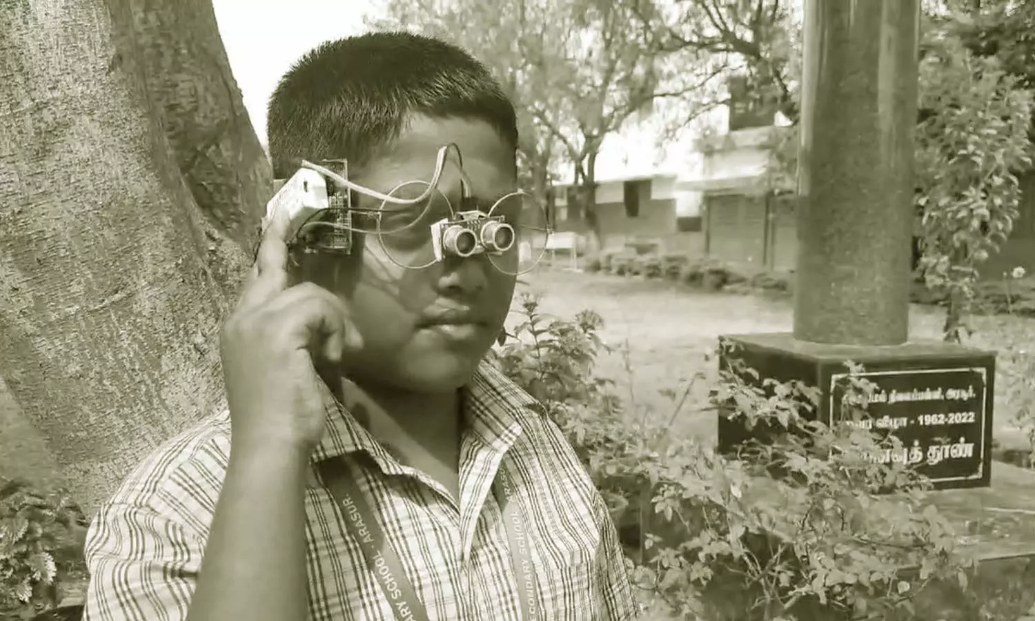 பார்வையற்றோருக்கும் உதவும் வகையில் ஸ்மார்ட் வாக்கிங் ஸ்டிக்-கண்ணாடி உருவாக்கிய அரசு பள்ளி மாணவர்கள்