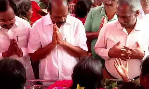 மண் சரிவில் உயிரிழந்த 7 பேரின் உடலுக்கு அஞ்சலி செலுத்திய அமைச்சர் எ.வ.வேலு