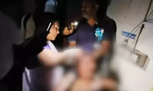 மானாமதுரை  அரசு ஆஸ்பத்திரியில் மின்தடை- ரெயில்வே ஊழியருக்கு செல்போன் டார்ச் வெளிச்சத்தில் டாக்டர்கள் சிகிச்சை