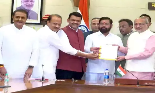 VIDEO: ஷிண்டே - அஜித் பவார் புடை சூழ ஆளுநரிடம் ஆட்சியமைக்க உரிமை கோரினார் தேவேந்திர பட்னாவிஸ்